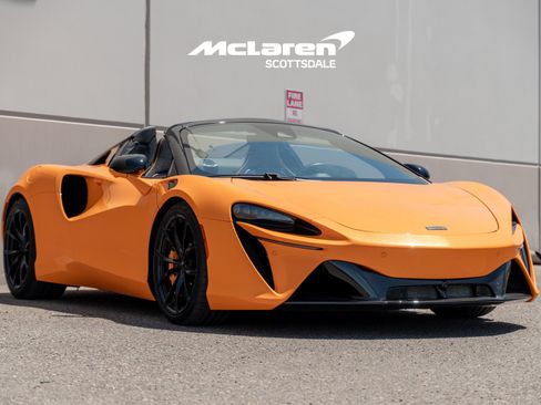 Used 2025 McLaren Artura Spider RWD image 9