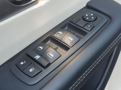 Used 2024 Chrysler Pacifica Touring-L image 14