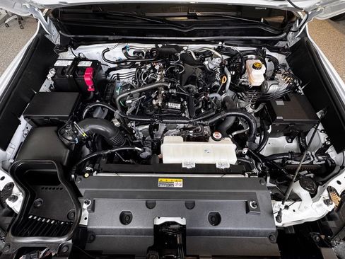 Certified 2025 Toyota Tacoma SR5 AWD/4WD image 16