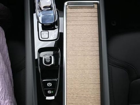 New 2027 Volvo XC60 B5 Plus AWD/4WD image 11