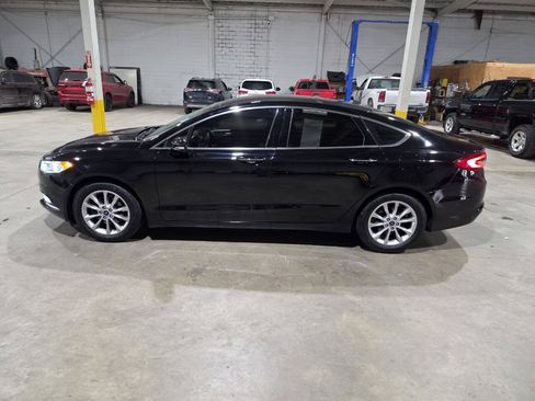Used 2017 Ford Fusion SE w/ Fusion SE Technology Package FWD image 5