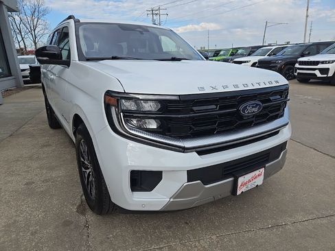 Used 2025 Ford Expedition Platinum AWD/4WD image 16