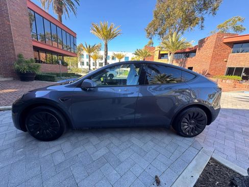 Used 2025 Tesla Model Y Long Range AWD/4WD image 9
