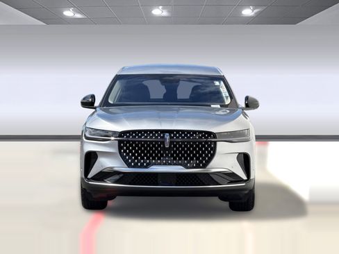 Used 2024 Lincoln Nautilus Premier image 5