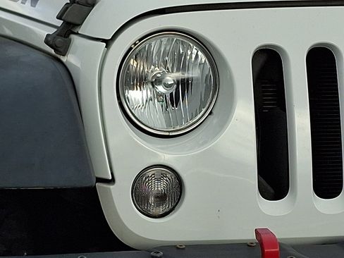 Used 2016 Jeep Wrangler Unlimited Rubicon image 9