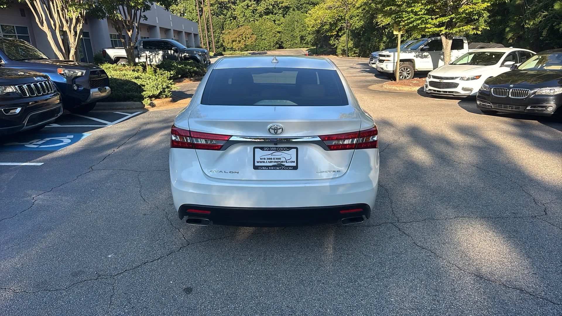 Used 2013 Toyota Avalon Limited w/ Technology Pkg FWD image 6