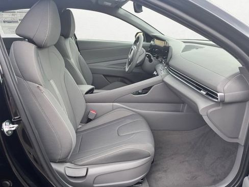 Certified 2025 Hyundai Elantra SEL FWD image 17
