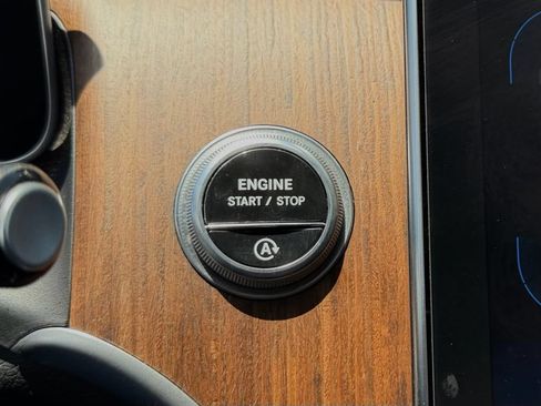 Used 2024 Mercedes-Benz GLC 300 4MATIC image 25