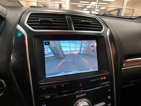 Used 2017 Ford Explorer Platinum image 16