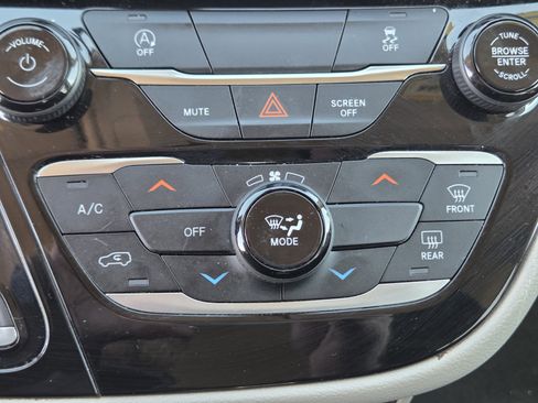 Used 2022 Chrysler Voyager LX image 14