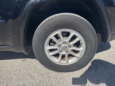 Used 2019 Jeep Grand Cherokee Laredo image 11