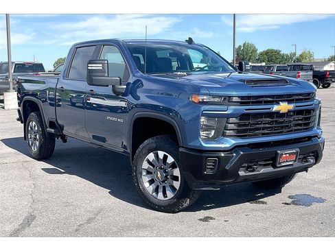 Used 2024 Chevrolet Silverado 2500 Custom AWD/4WD image 2