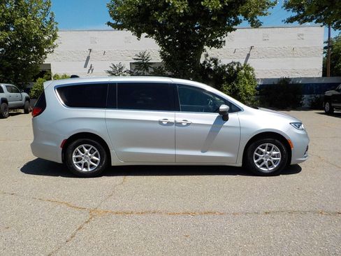 Used 2023 Chrysler Pacifica Touring-L image 4