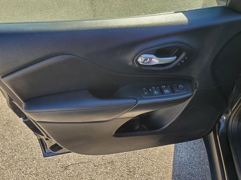 Used 2015 Jeep Cherokee Limited w/ Luxury Group image 18