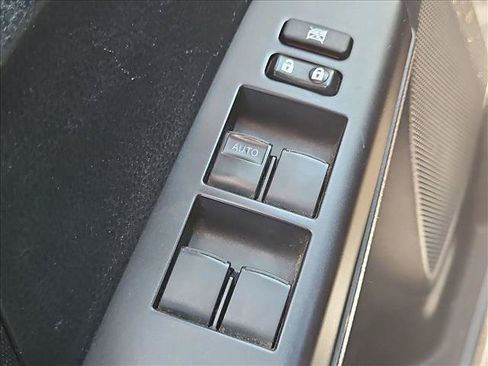Used 2018 Toyota RAV4 LE FWD image 11