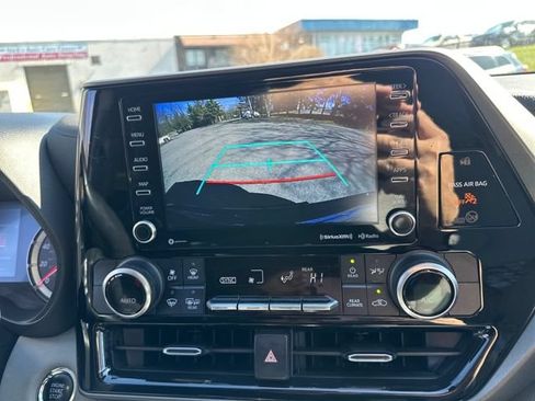 Used 2022 Toyota Highlander LE AWD/4WD image 27