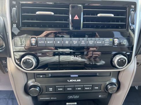 Used 2023 Lexus GX 460 Premium w/ Accessory Package AWD/4WD image 17