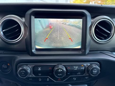 Used 2018 Jeep Wrangler Unlimited Sahara image 31