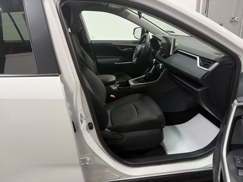 Used 2025 Toyota RAV4 XLE AWD/4WD image 28
