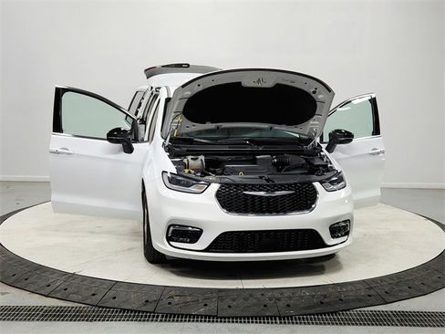Used 2024 Chrysler Pacifica Limited image 10