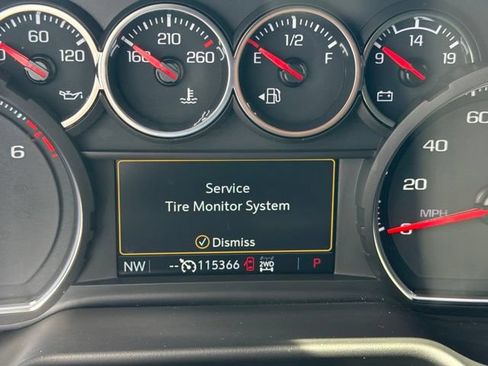 Used 2021 Chevrolet Tahoe Z71 w/ Luxury Package AWD/4WD image 2