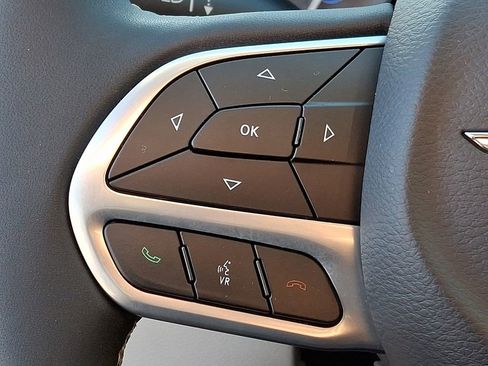 Used 2023 Chrysler Pacifica Touring-L image 18