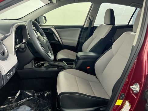 Used 2018 Toyota RAV4 LE w/ Carpet Mat Package AWD/4WD image 8