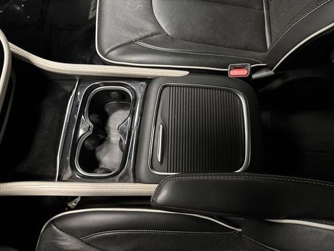 Used 2023 Chrysler Pacifica Limited w/ Uconnect Theater Family Group image 24