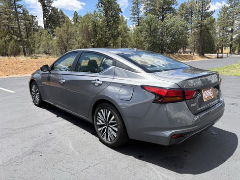 Used 2025 Nissan Altima 2.5 SV FWD image 5