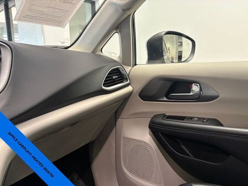 Used 2023 Chrysler Pacifica Touring-L FWD image 22