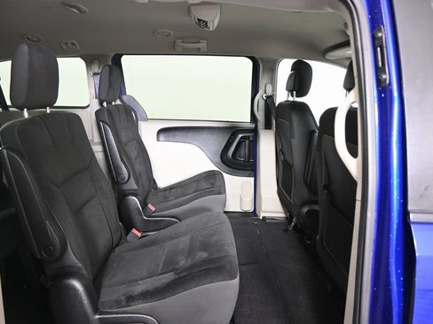 Used 2019 Dodge Grand Caravan SE w/ UConnect Hands-Free Group image 15