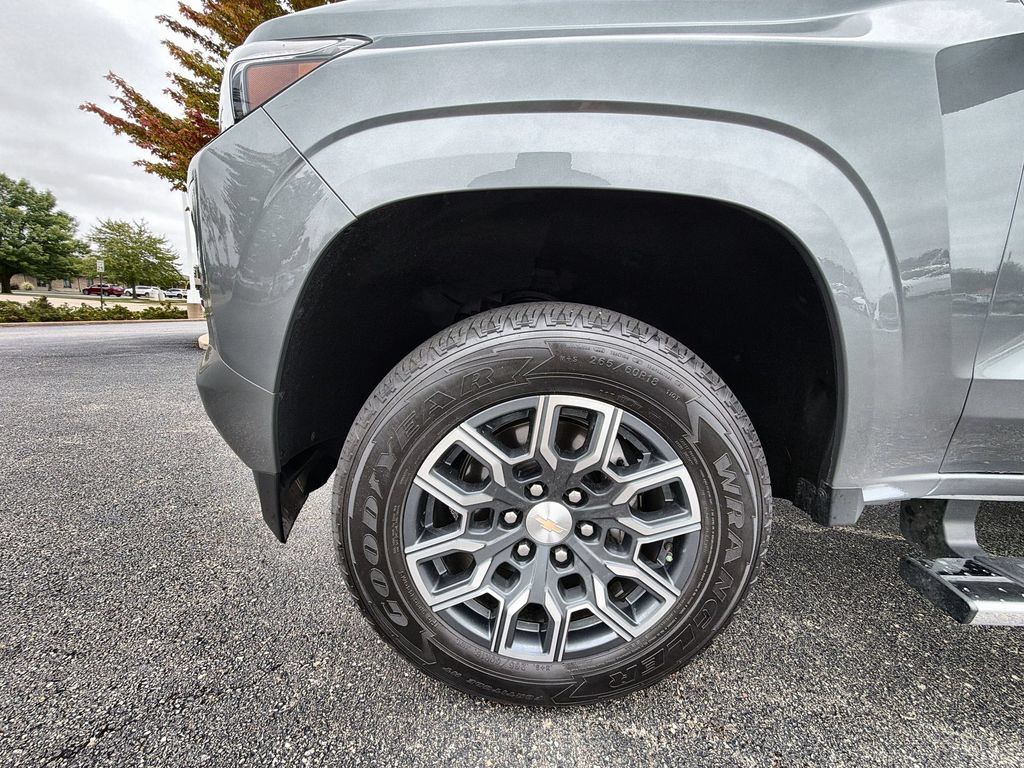 Used 2023 Chevrolet Colorado LT w/ LT Convenience Package III AWD/4WD image 17