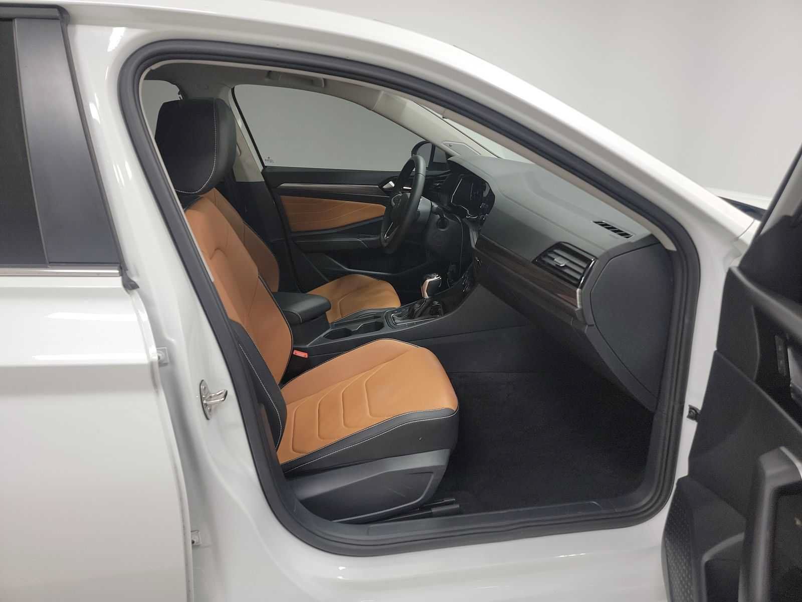 Used 2024 Volkswagen Jetta SEL FWD image 3