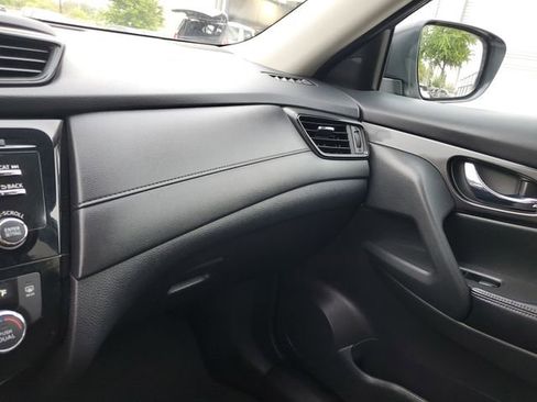 Used 2017 Nissan Rogue SV image 25