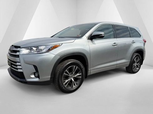 Used 2017 Toyota Highlander Plus w/ Carpet Mat Package image 3
