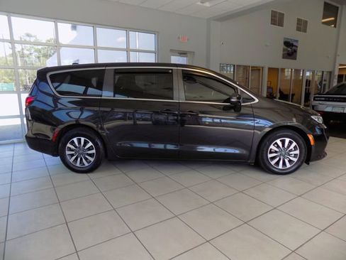 Used 2022 Chrysler Pacifica Touring-L image 7