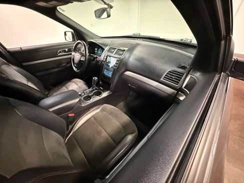 Used 2018 Ford Explorer XLT w/ Equipment Group 202A AWD/4WD image 61