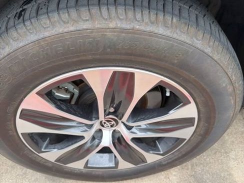 Used 2020 Toyota Highlander XLE image 5