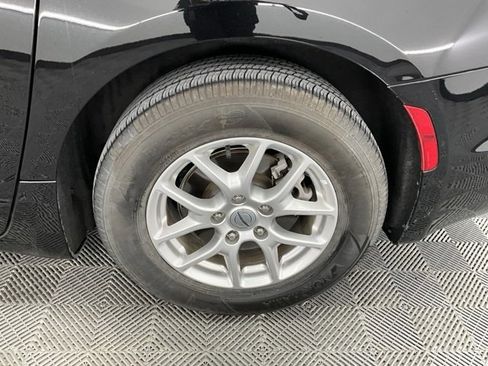 Used 2024 Chrysler Pacifica Touring-L image 30