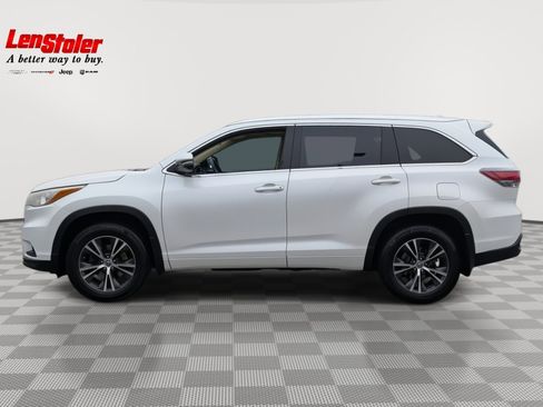 Used 2016 Toyota Highlander XLE image 2