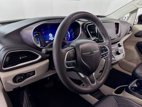 Used 2022 Chrysler Pacifica Touring-L FWD image 9