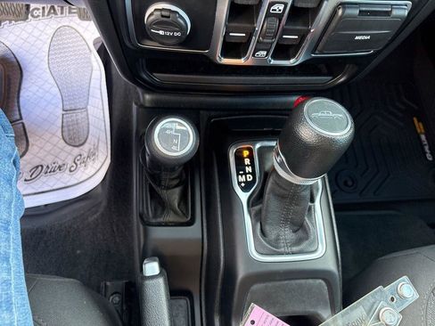 Used 2023 Jeep Gladiator Sport AWD/4WD image 22