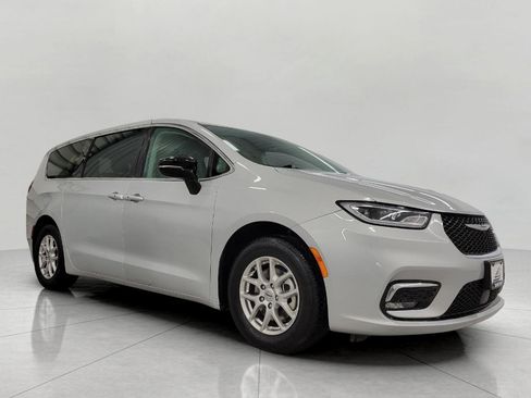 Used 2024 Chrysler Pacifica Touring-L image 1