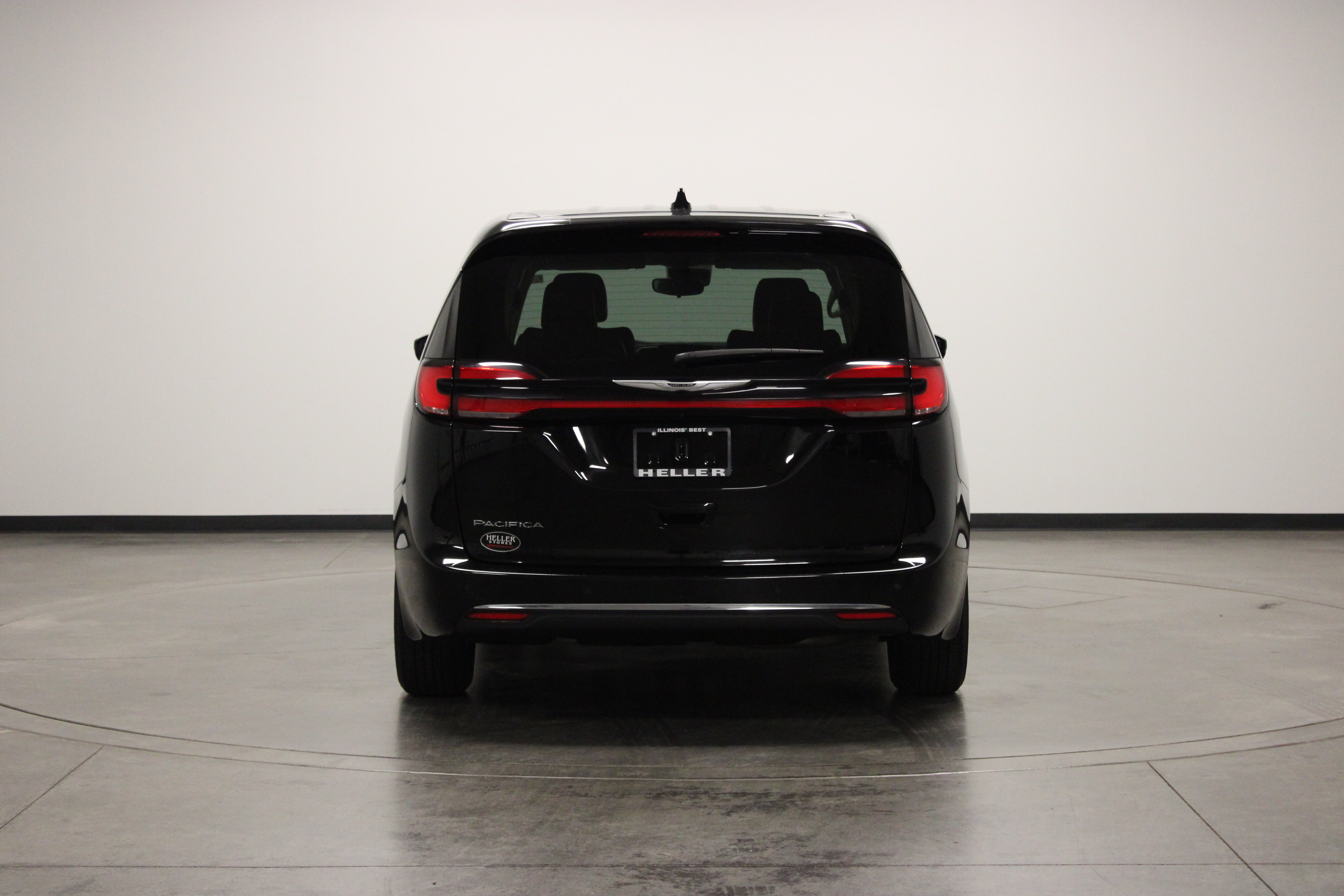 Used 2024 Chrysler Pacifica Touring-L FWD image 7