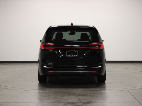 Used 2024 Chrysler Pacifica Touring-L FWD image 7