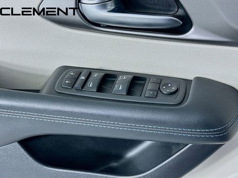 Used 2021 Chrysler Pacifica Touring image 22