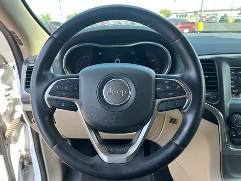 Used 2019 Jeep Grand Cherokee Laredo AWD/4WD image 22