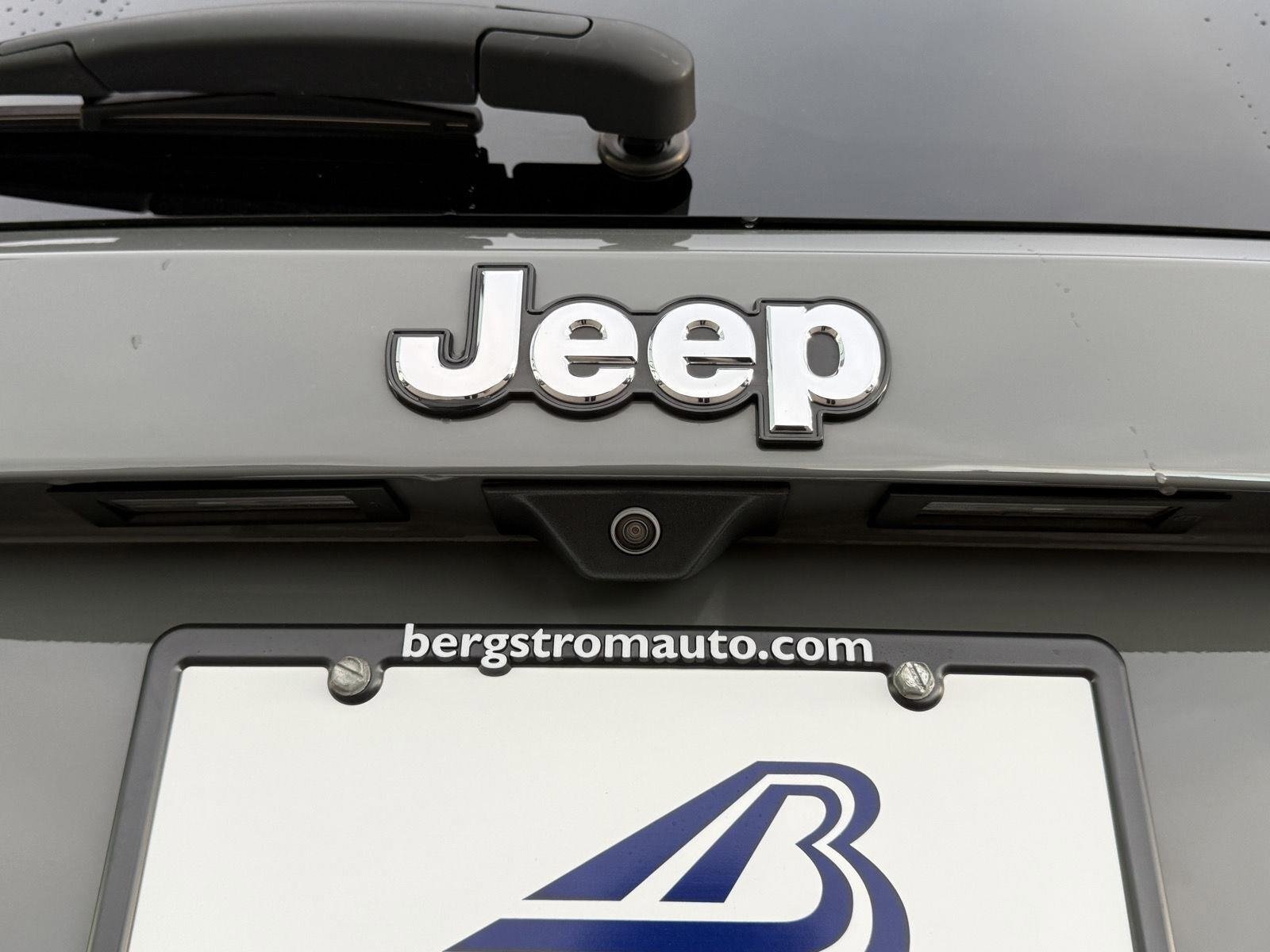 Used 2022 Jeep Renegade Limited AWD/4WD image 12