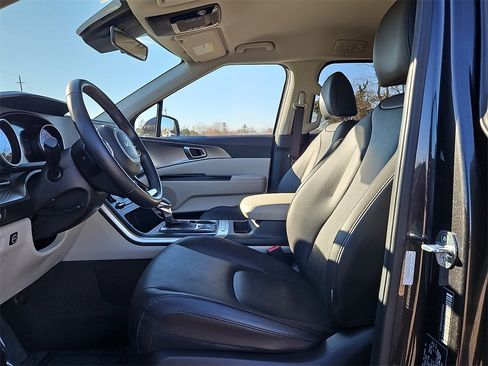 Certified 2023 Kia Carnival LX image 15