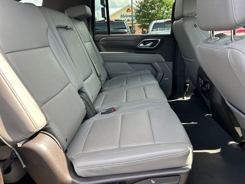 Used 2024 Chevrolet Suburban LT RWD image 16